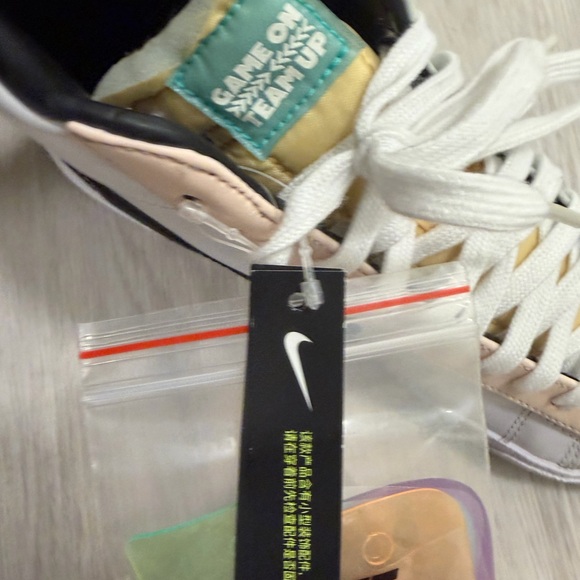 Nike woman Blazer Mid77 limited edition White, Black, and Pink High-Top Sneakers - Picture 7 of 9